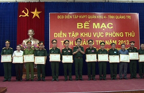 Trung tướng Nguyễn Hữu Cường, Tư lệnh Quân khu, trưởng Ban chỉ đạo diễn tập tặng Bằng khen các tập thể đạt thành tích xuất sắc trong diễn tập